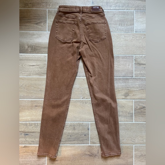 Hollister Denim - Hollister Brown Curvy High Rise Mom Jeans Women’s 1L (W25/L29)
